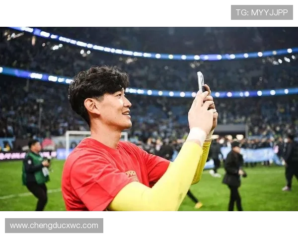 颜骏凌与偶像范德萨合影感慨万分：追梦路上的每一步都值得珍惜